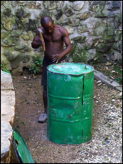 Cutting steel drum in Haiti - Haitian metal tropical designs . - www.tropicdecor.com
